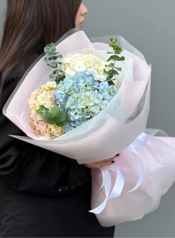 Монобукет из 3 гортензий с эвкалиптом от интернет-магазина цветов в 