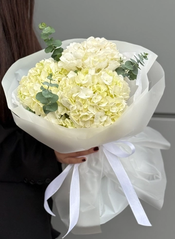 Монобукет из 3 белых гортензий с эвкалиптом от интернет-магазина цветов в 