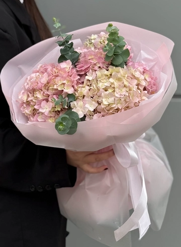 Монобукет из 3 розовых гортензий с эвкалиптом от интернет-магазина цветов в 