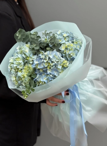 Монобукет из 3 голубых гортензий с эвкалиптом от интернет-магазина цветов в 