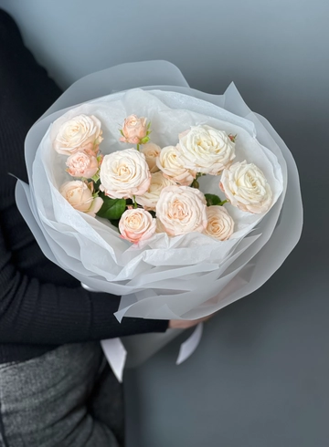 Монобукет из 3 веток кустовой пионовидной розы Бомбастик от интернет-магазина цветов в 