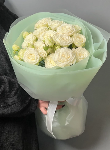 Монобукет из 5 веток кустовой пионовидной розы Мисс Бомбастик от интернет-магазина цветов в 