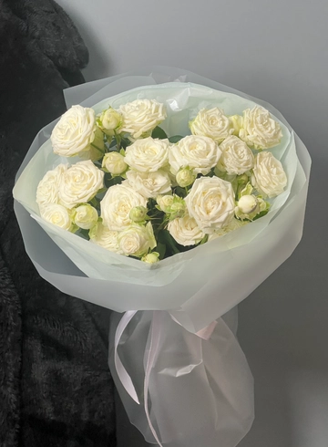 Монобукет из 7 веток кустовой пионовидной розы Мисс Бомбастик от интернет-магазина цветов в 