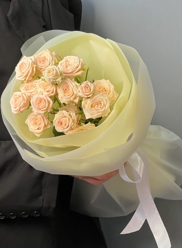 Монобукет из 3 веток кустовой розы Яна от интернет-магазина цветов в 