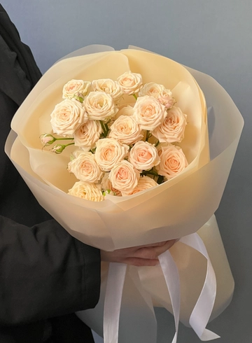 Монобукет из 5 веток кустовой розы Яна от интернет-магазина цветов в 