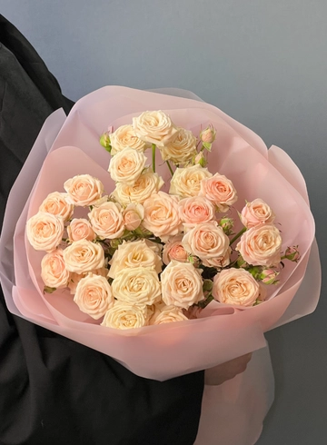 Монобукет из 7 веток кустовой розы Яна от интернет-магазина цветов в 