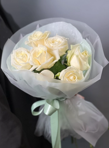 Монобукет из 7 белых роз от интернет-магазина цветов в 