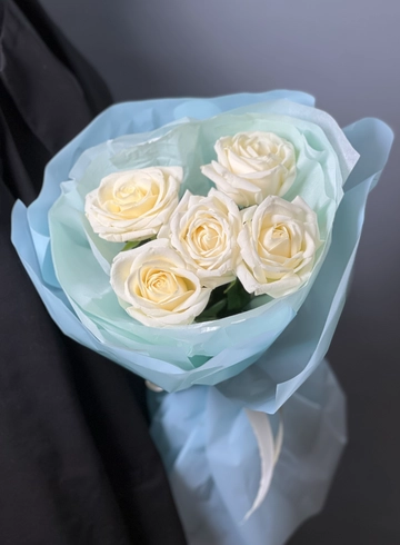 Монобукет из 5 белых роз от интернет-магазина цветов в 