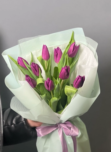 Монобукет из 9 фиолетовых тюльпанов от интернет-магазина цветов в 