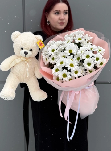 Комбо из букета хризантем и мишкой от интернет-магазина цветов в 