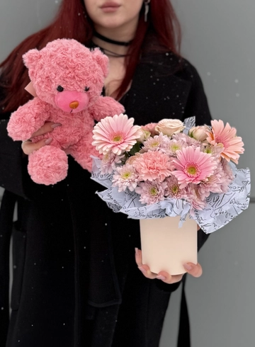 Розовая композиция с мишкой от интернет-магазина цветов в 