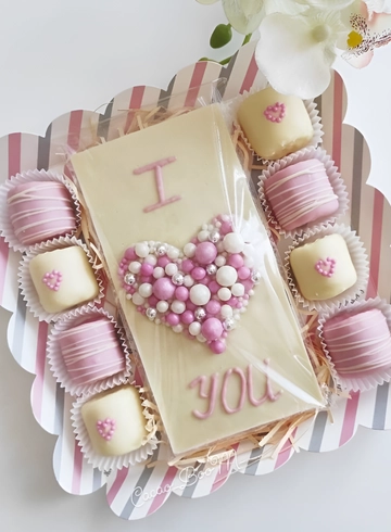 Набор из шоколадки и конфет ручной работы от интернет-магазина цветов в 