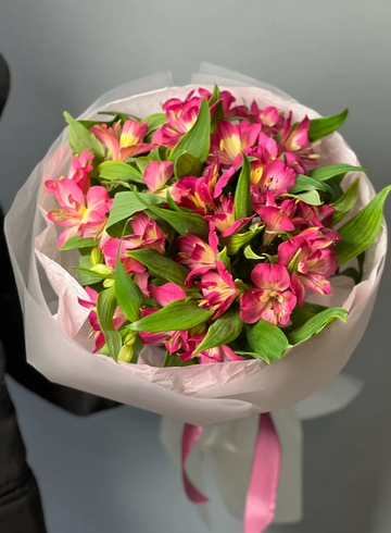 Букет с ярко-розовыми альстромериями от интернет-магазина цветов в 