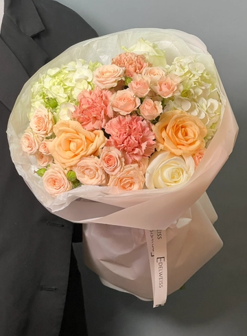 Сборный букет с гортензий «Чудо» от интернет-магазина цветов в 