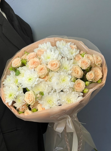 Сборный букет с кустовой хризантемой от интернет-магазина цветов в 