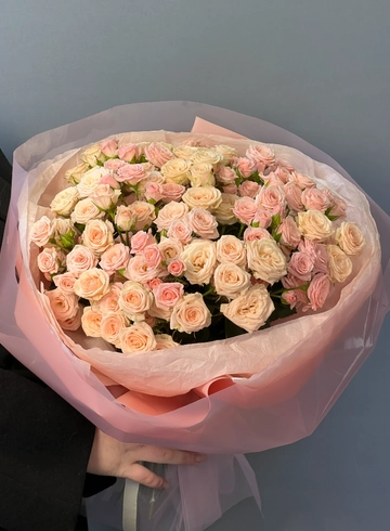 Большой букет кустовых роз от интернет-магазина цветов в 