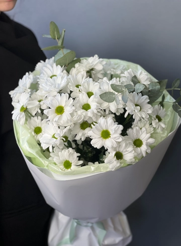 Букет хризантем с эвкалиптом от интернет-магазина цветов в 