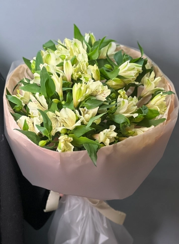 Букет белых альстромерий в розовом от интернет-магазина цветов в 