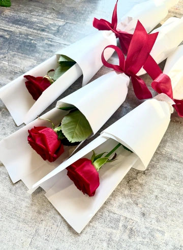 Корпоративный букет для коллег с красной розой от интернет-магазина цветов в 