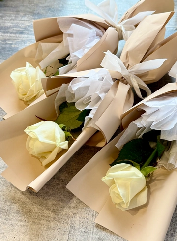 Корпоративный букет для коллег с белой розой от интернет-магазина цветов в 