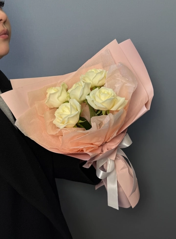 Букет из 5 белых роз от интернет-магазина цветов в 