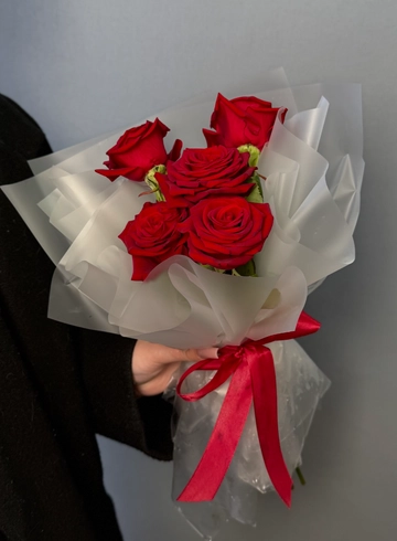 Букет из 5 красных роз от интернет-магазина цветов в 