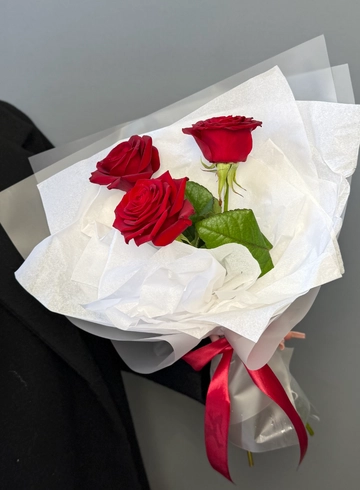 Букет из 3 красных роз  от интернет-магазина цветов в 