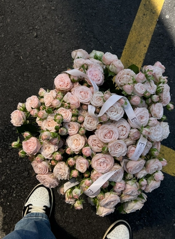 Букет из кустовых роз  от интернет-магазина цветов в 