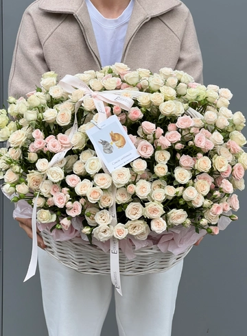 Корзина из 51 кустовой розы  от интернет-магазина цветов в 